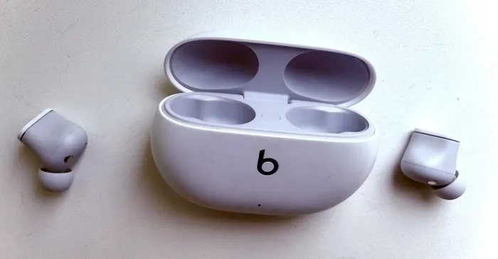 Beats Studio Buds belaidės ausinės – baltos, atnaujintos