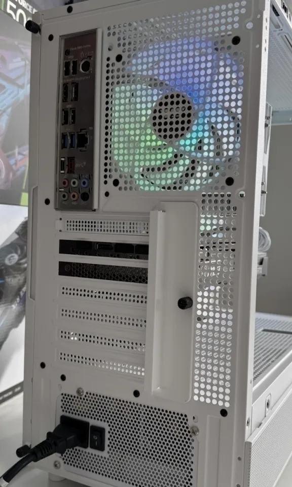 Baltas žaidimų kompiuteris Ryzen 5 5600 / RTX 3070 8 GB / 16 GB RAM / 512 GB NVMe + 2 TB HDD