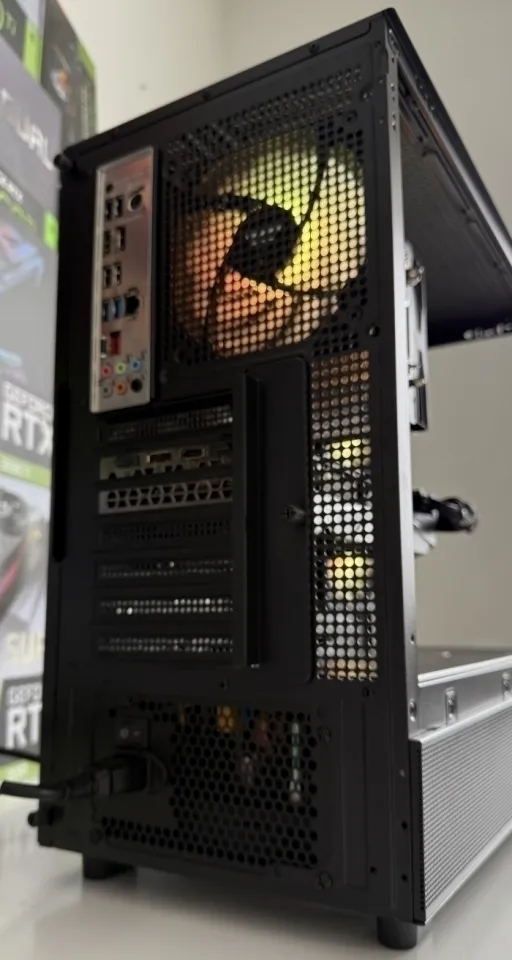 Juodas žaidimų kompiuteris Ryzen 5 5600 / RTX 3070 8 GB / 16 GB RAM / 512 GB NVMe + 2 TB HDD