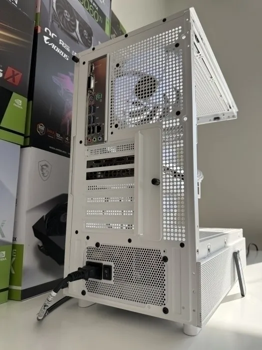 Baltas Limited Edition žaidimų kompiuteris Ryzen 5 5600 / RTX 3070 8 GB / 16 GB RAM / 1 TB SSD + 2 TB HDD